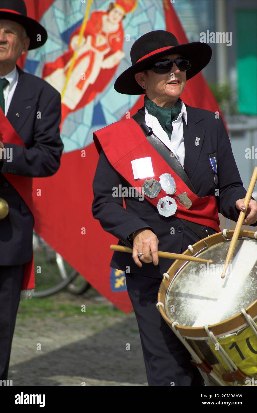 Peine; eine ältere elegante Dame in einem Hut spielt die Snare-Trommel. Eine ältere elegante Dame mit Hut spielt die Snaredrum. Starsza pani gra na bębnie. Stockfoto