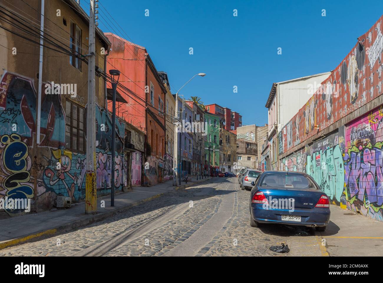 Kleine Straße mit alten Gebäudefassaden in der historischen Altstadt von Valparaiso, Chile Stockfoto