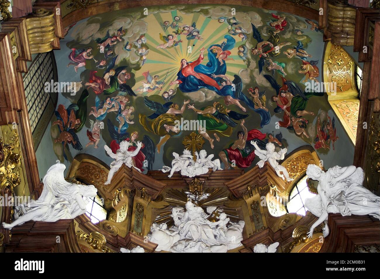 Kłodzko, Glatz, Polen, die Himmelfahrt der seligen Jungfrau Maria - polychrome auf dem Gewölbe des Presbyteriums in der Pfarrkirche. Stockfoto