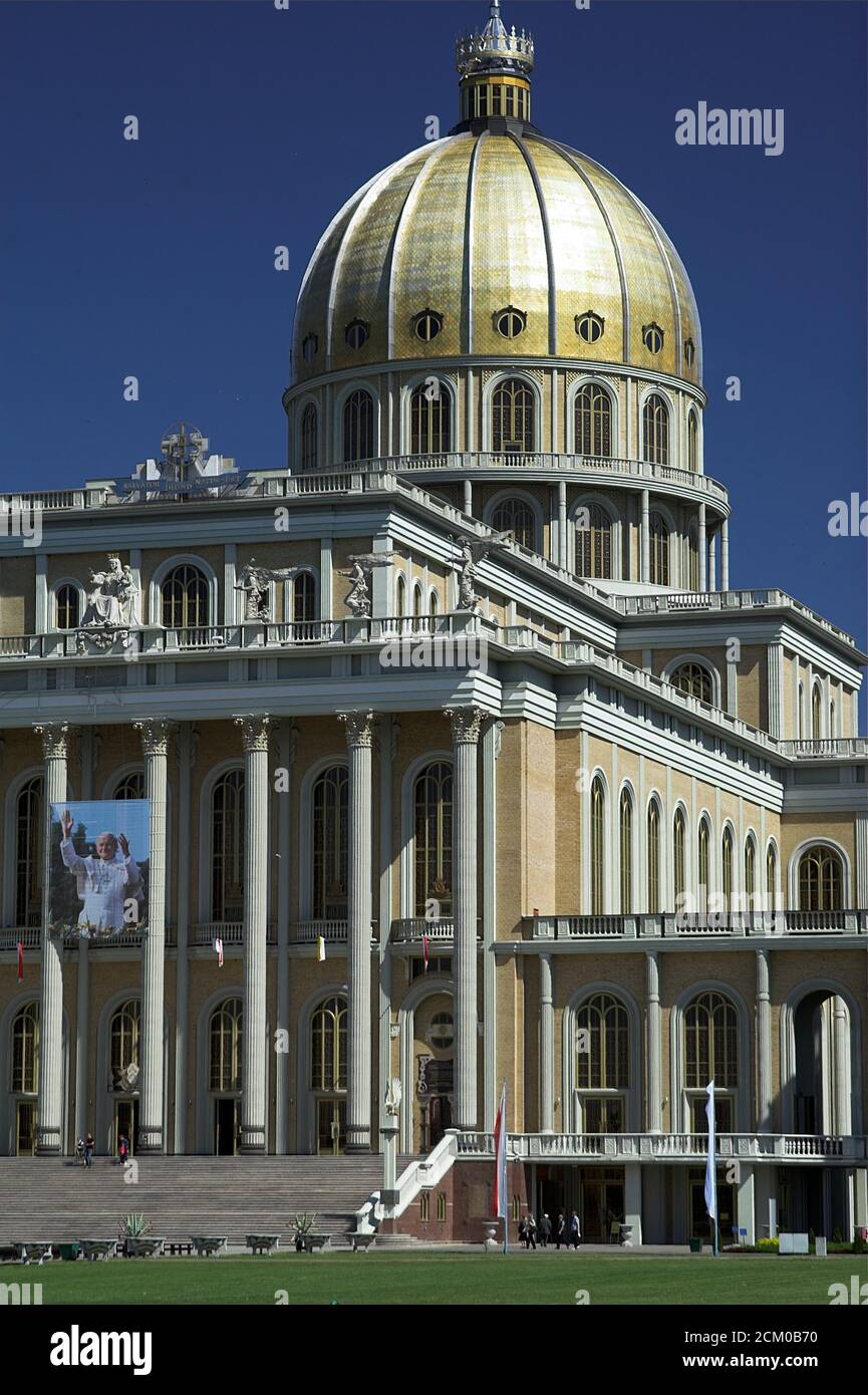 Licheń, Polen, Basilika der Seligen Jungfrau Maria. Polen, Basilika der Heiligen Jungfrau Maria Bazylika Matki Bożej. Teil des Gebäudes - die Kuppel Stockfoto