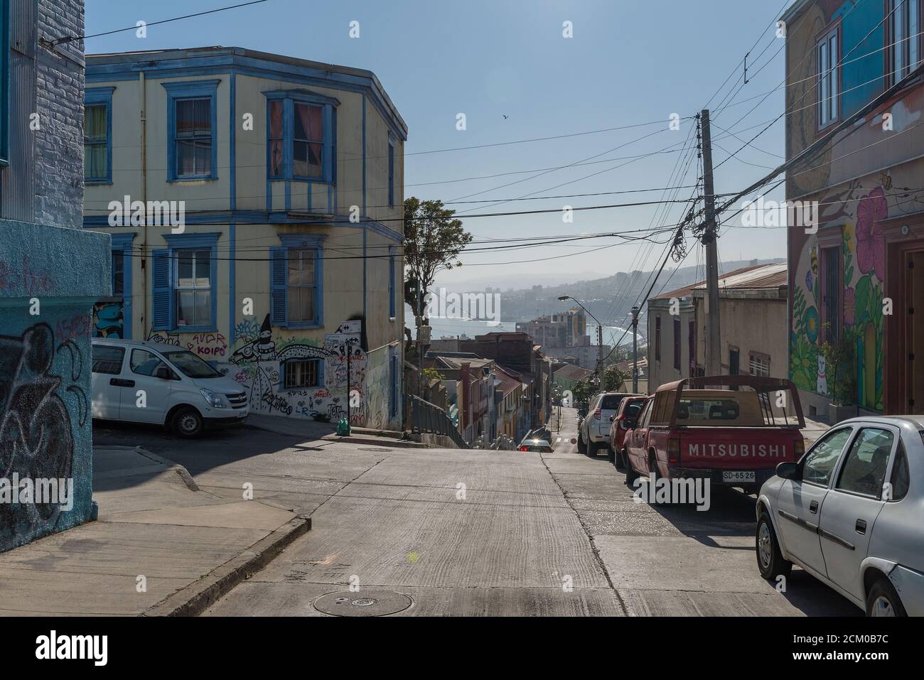 Kleine Straße mit alten Gebäudefassaden in der historischen Altstadt von Valparaiso, Chile Stockfoto