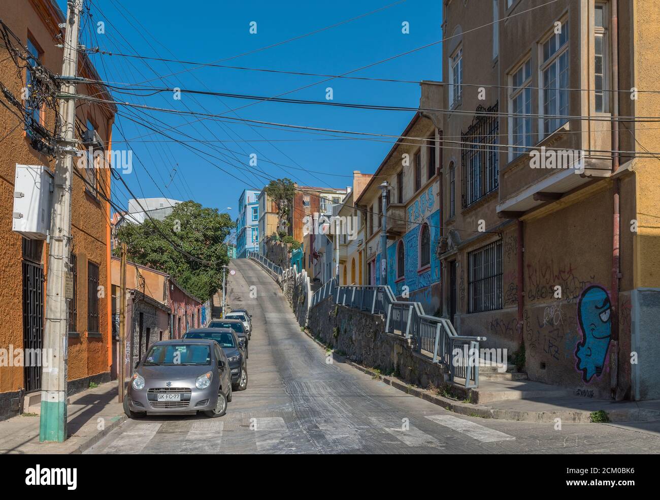 Kleine Straße mit alten Gebäudefassaden in der historischen Altstadt von Valparaiso, Chile Stockfoto
