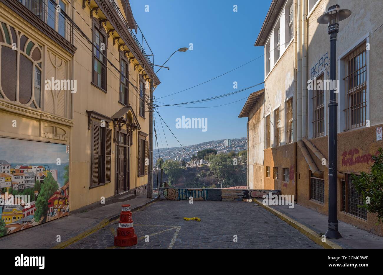 Kleine Straße mit alten Gebäudefassaden in der historischen Altstadt von Valparaiso, Chile Stockfoto