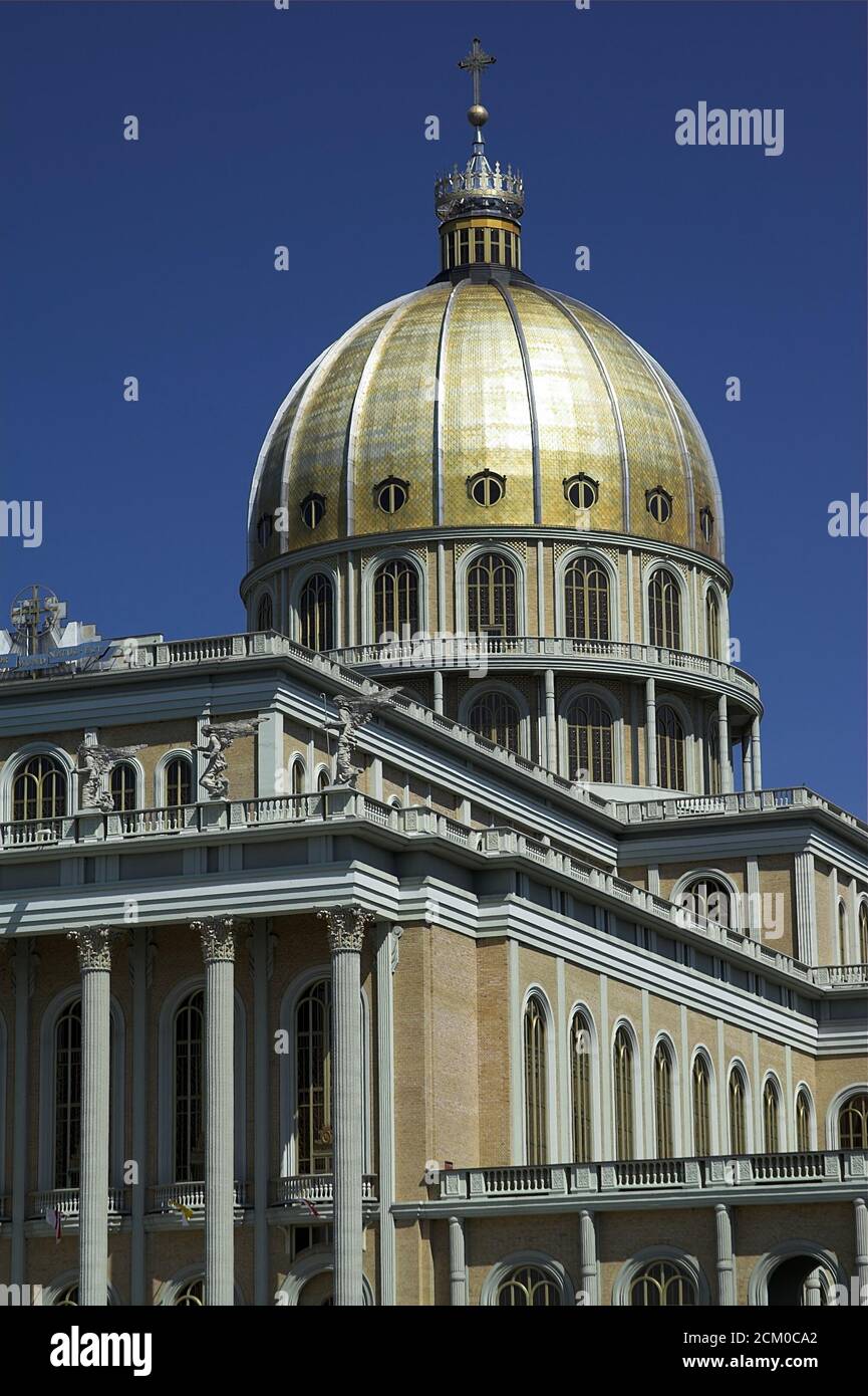 Licheń, Polen, Basilika der Seligen Jungfrau Maria. Polen, Basilika der Heiligen Jungfrau Maria Bazylika Matki Bożej. Teil des Gebäudes - die Kuppel Stockfoto
