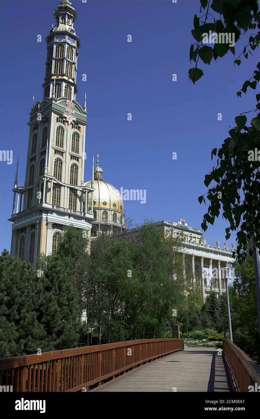 Licheń, Polen, Basilika der Seligen Jungfrau Maria. Polen, Basilika der Heiligen Jungfrau Maria. Bazylika Matki Bożej. Gebäudetragment - Turm. Stockfoto