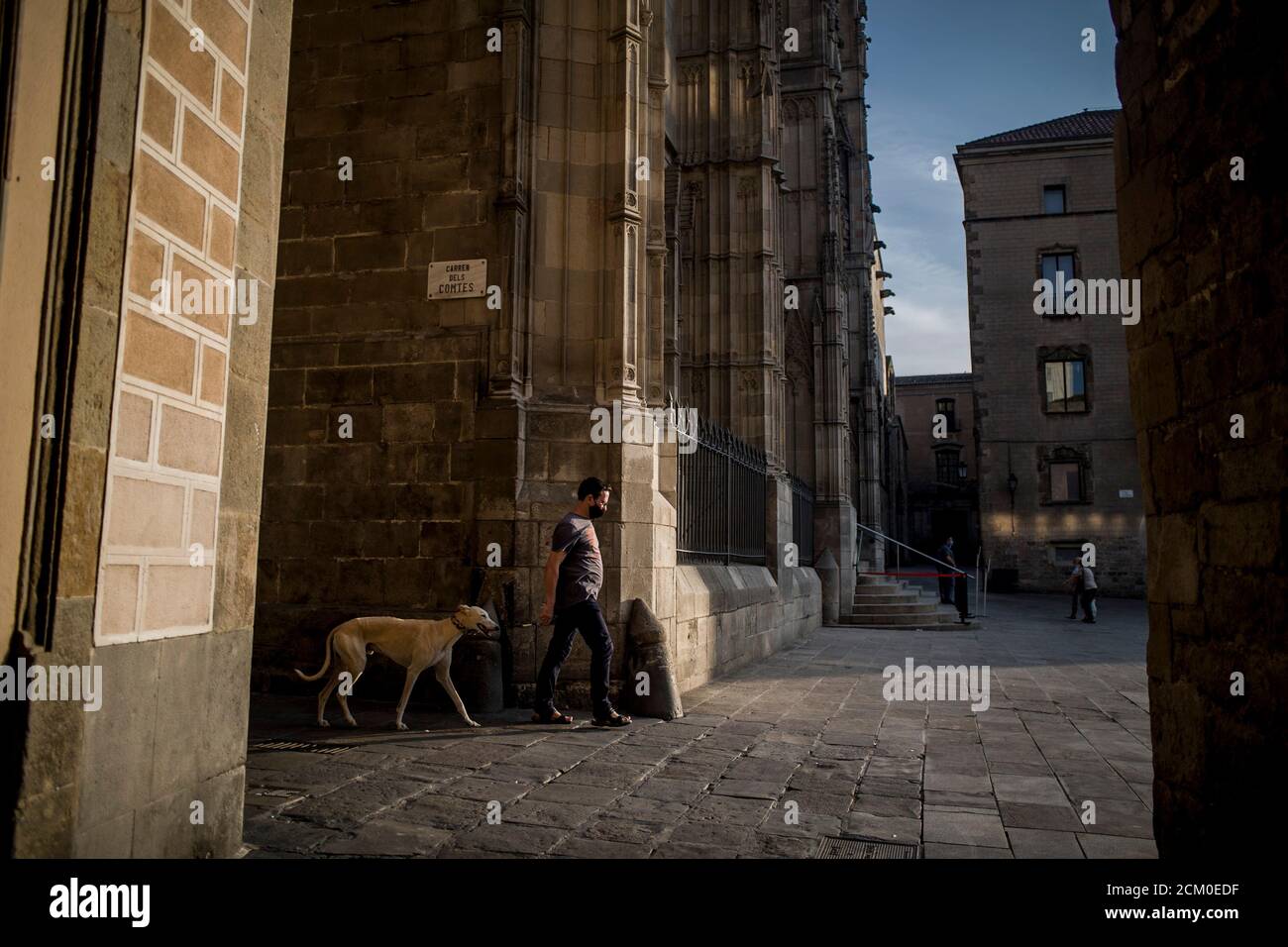 Barcelona, Katalonien, Spanien. 16 Sep, 2020 - EIN Mann mit Gesichtsmaske geht mit seinem Hund durch das Gotische Viertel von Barcelona. Offizielle Coronavirus-Todesfälle in Spanien überschreiten jetzt 30,000, mit insgesamt Infektionen bei 603,167. Quelle:Jordi Boixareu/Alamy Live News Stockfoto