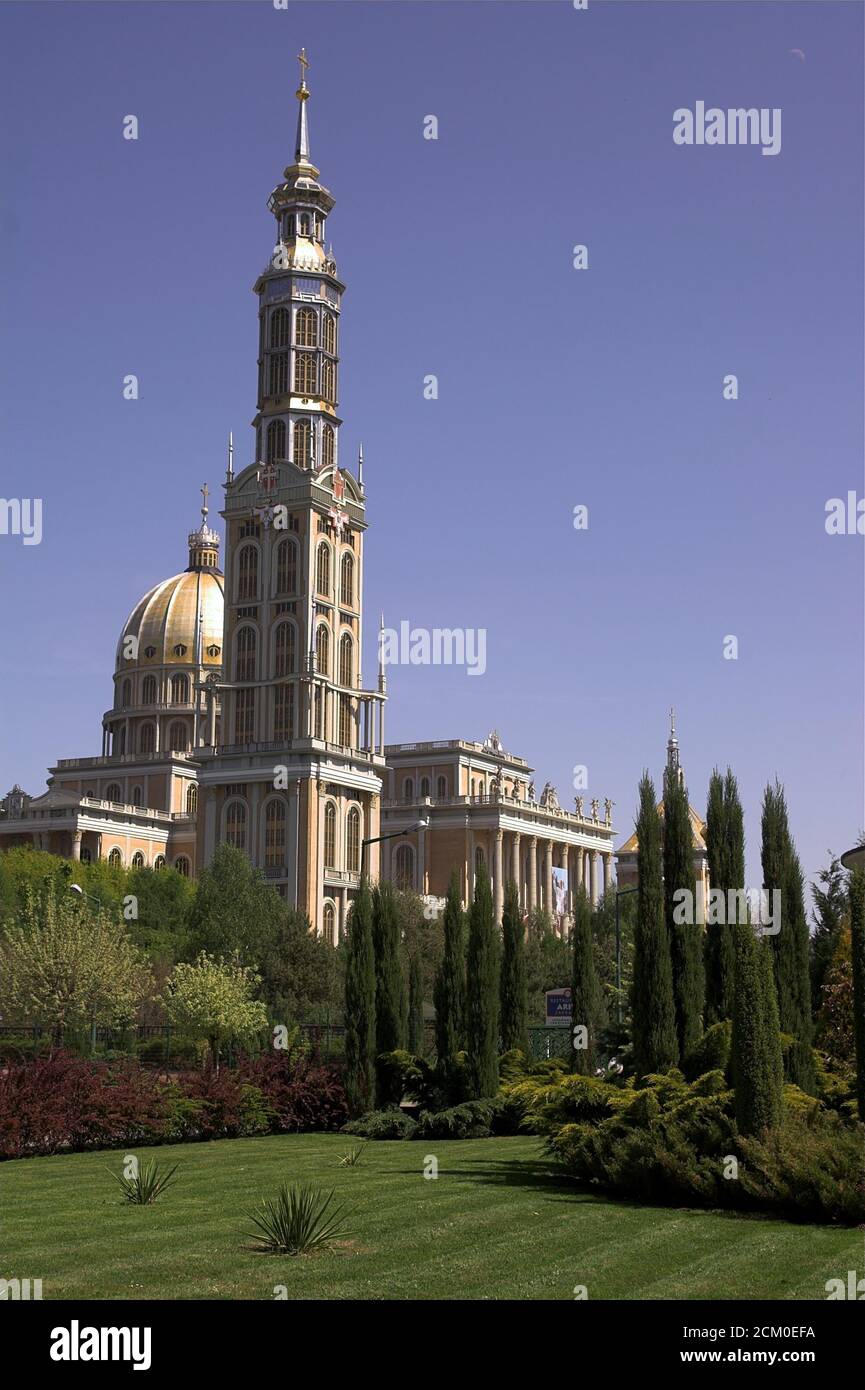 Licheń, Polen, Basilika der Seligen Jungfrau Maria. Polen, Basilika der Heiligen Jungfrau Maria. Bazylika Matki Bożej. Gebäudetragment - Turm. Stockfoto
