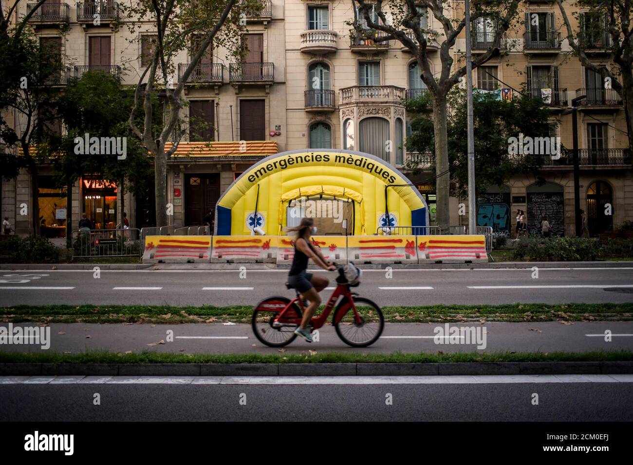 Barcelona, Katalonien, Spanien. 16 Sep, 2020 - EINE Frau mit Gesichtsmaske fährt mit dem Fahrrad durch ein provisorisches Notfallzelt, das aufgrund der Coronavirus-Pandemie in den Straßen von Barcelona aufgestellt wurde. Offizielle Coronavirus-Todesfälle in Spanien überschreiten jetzt 30,000, mit insgesamt Infektionen bei 603,167. Quelle:Jordi Boixareu/Alamy Live News Stockfoto