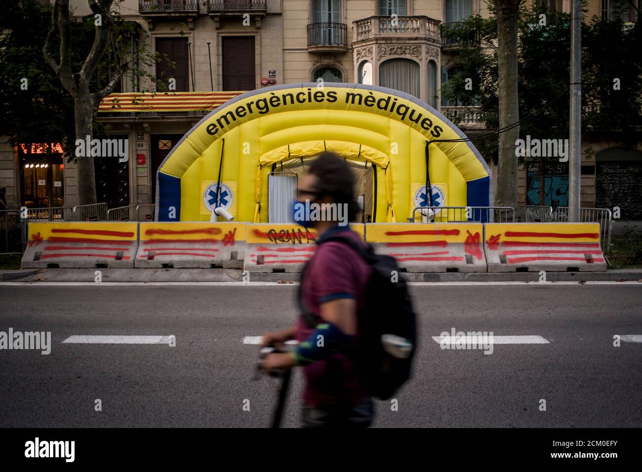 Barcelona, Katalonien, Spanien. 16 Sep, 2020 - EIN Mann mit Gesichtsmaske kommt an einem temporären Gesundheitszelt vorbei, das in den Straßen von Barcelona wegen der Coronavirus-Pandemie eingerichtet wurde. Offizielle Coronavirus-Todesfälle in Spanien überschreiten jetzt 30,000, mit insgesamt Infektionen bei 603,167. Quelle:Jordi Boixareu/Alamy Live News Stockfoto