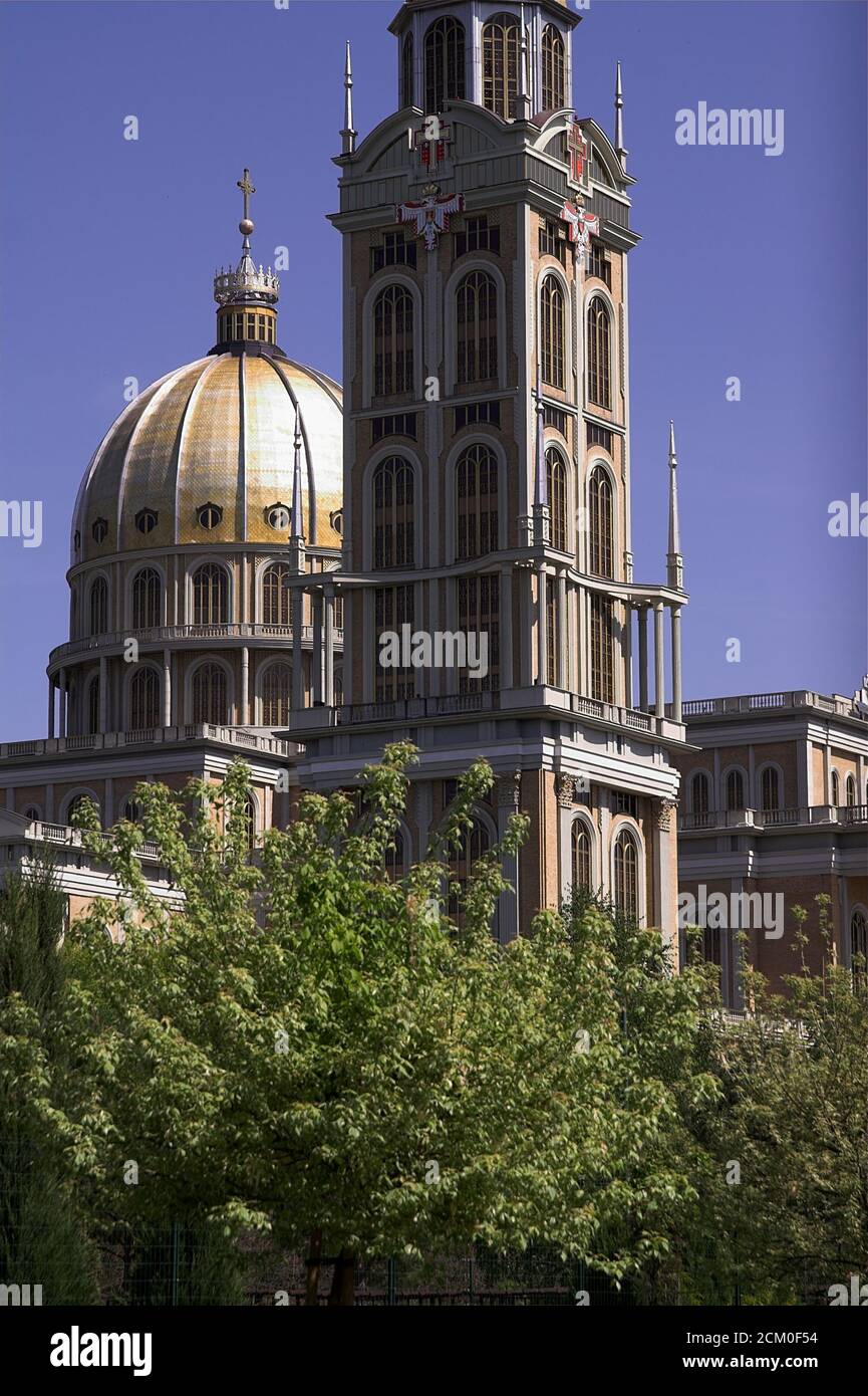Licheń, Polen, Basilika der Seligen Jungfrau Maria. Polen, Basilika der Heiligen Jungfrau Maria. Bazylika Matki Bożej. Gebäudetragment - Turm. Stockfoto