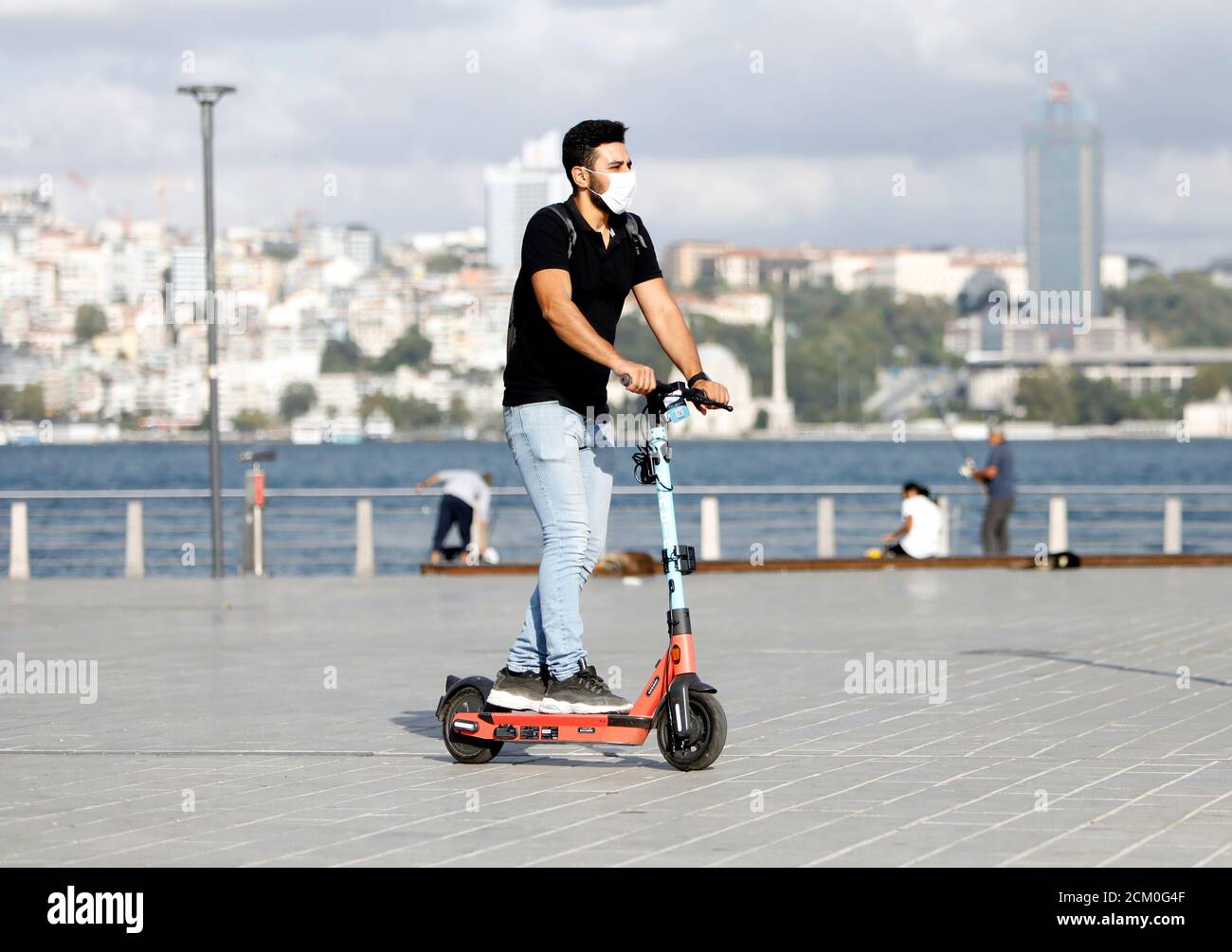 (200916) -- ISTANBUL, 16. September 2020 (Xinhua) -- EIN Mann fährt am 16. September 2020 auf einer Straße in Istanbul, Türkei, mit einem Roller. Die COVID-19 Pandemie hat weltweit neue Leben in Elektro-Scootern eingehaucht, aber die Vervielfachung von Verletzungen und Verkehrsunfällen in der Türkei, die durch waghalsige Nutzer verursacht wurden, hat die Regierung dazu gebracht, strenge Vorschriften zu erlassen. Nach den neuen Maßnahmen wird die Höchstgeschwindigkeit 18 km pro Stunde betragen. Quelle: Xinhua/Alamy Live News Stockfoto