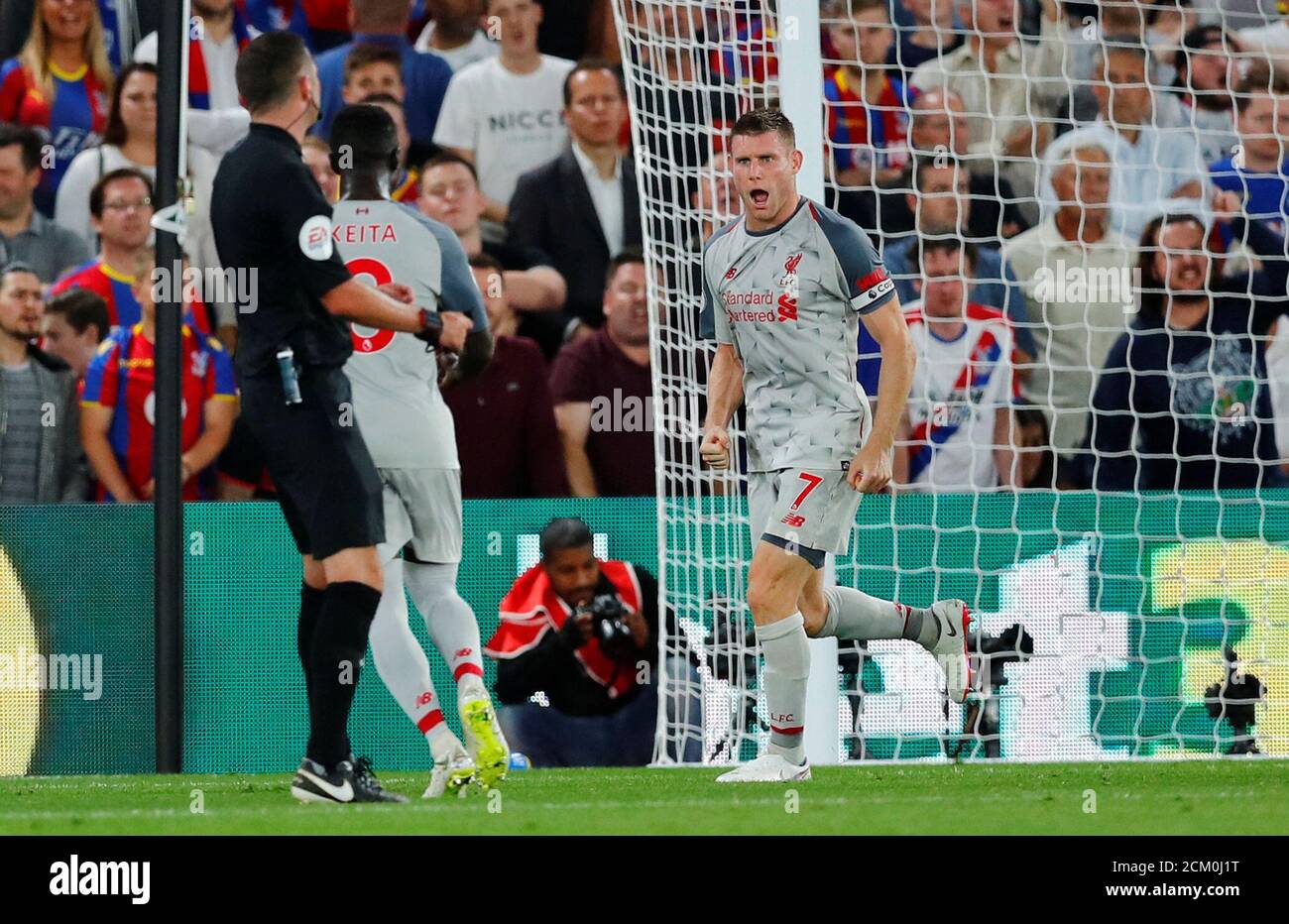 Fußball - Premier League - Crystal Palace gegen Liverpool - Selhurst Park, London, Großbritannien - 20. August 2018 Liverpools James Milner feiert sein erstes Tor vom Strafpunkt mit Naby Keita REUTERS/Eddie Keogh NUR ZUR REDAKTIONELLEN VERWENDUNG. Keine Verwendung mit nicht autorisierten Audio-, Video-, Daten-, Fixture-Listen, Club/League-Logos oder „Live“-Diensten. Online-in-Match-Nutzung auf 75 Bilder beschränkt, keine Videoemulation. Keine Verwendung bei Wetten, Spielen oder Veröffentlichungen für einzelne Vereine/Vereine/Vereine/Spieler. Weitere Informationen erhalten Sie von Ihrem Kundenbetreuer. Stockfoto