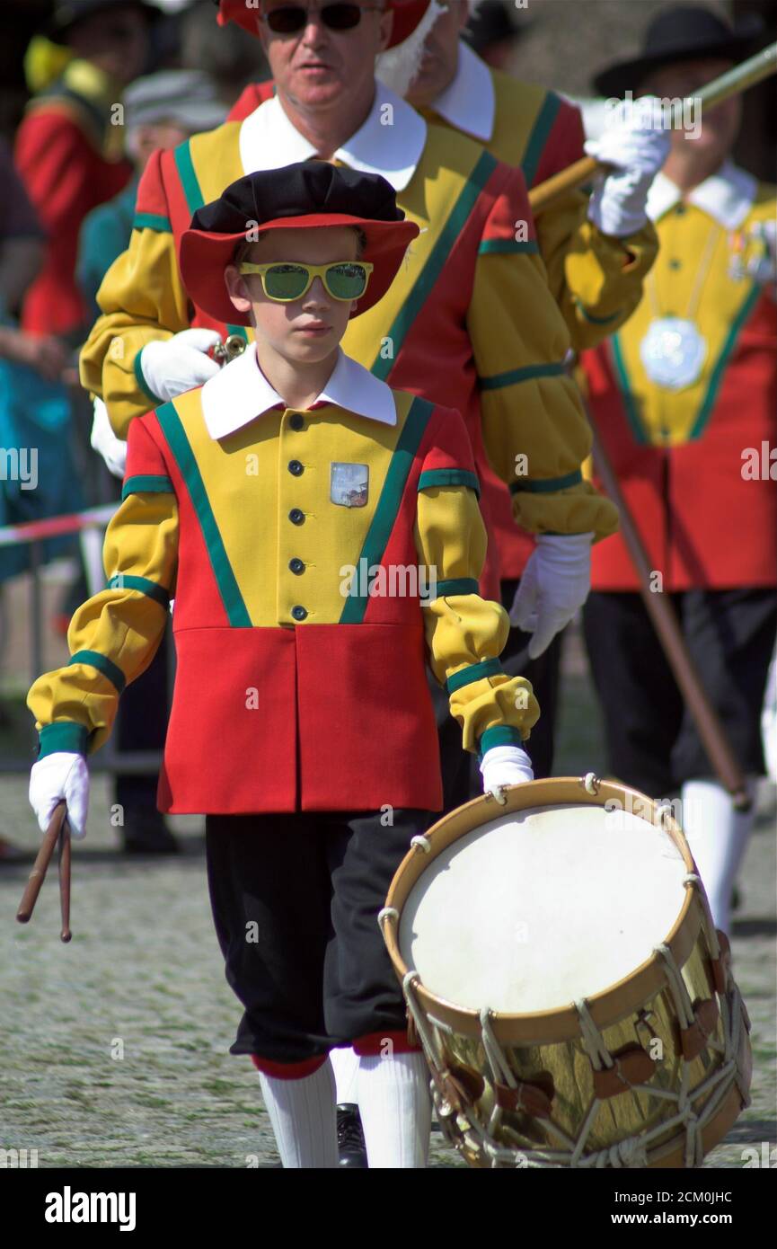 Peine; Blaskapelle im Freien in historischen Uniformen. Ein Junge, der die große Snare-Trommel spielt. Blaskapelle im Freien in historischen Uniformen der Parade. Stockfoto