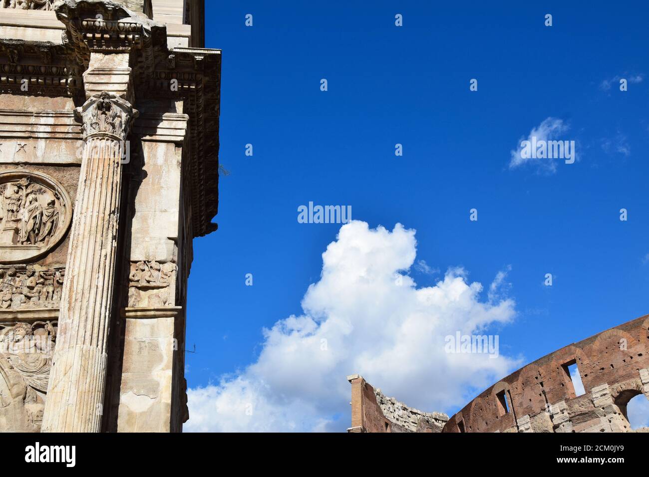 Kolosseum und Konstantinsbogen im historischen Zentrum von Rom, Italien Stockfoto