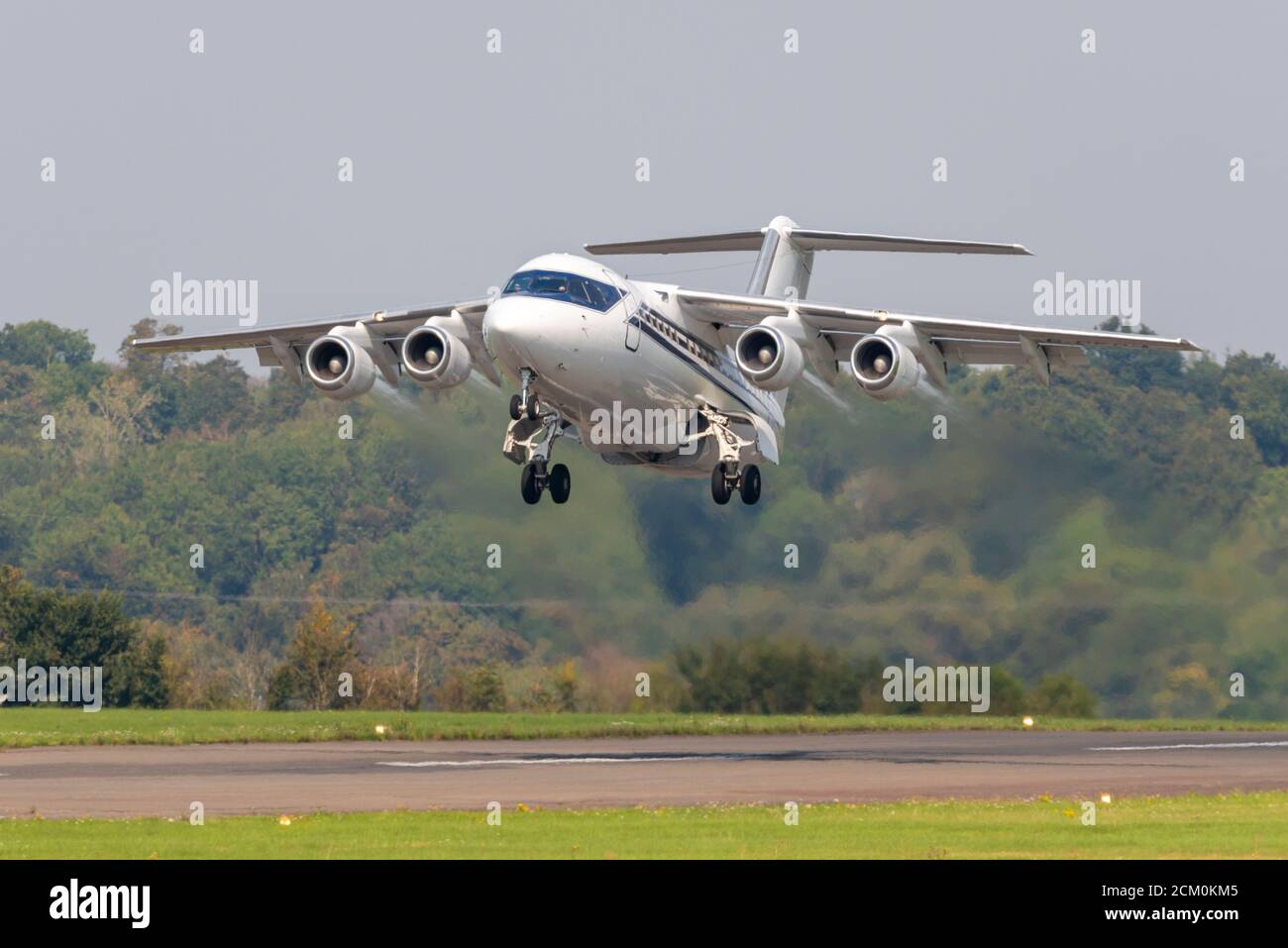 Formula One Management Ltd British Aerospace 146 -100 Jet-Linienflugzeug G-OFOM klettert weg nach dem Start von Biggin Hill Airport, Kent, Großbritannien Stockfoto