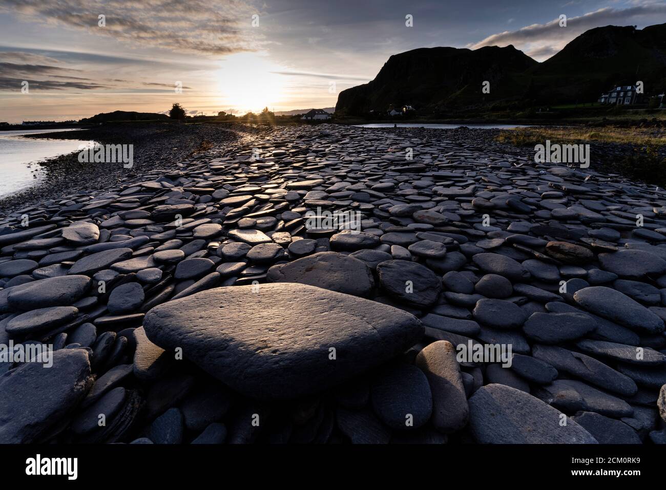 Der einzigartige Schieferstrand von Ellenabeich auf der Insel Seil, Argyll, Schottland, wo ein ehemaliger Schieferbruch ein Wellenbrecher und eine Lagune schuf. Ort der Steinabsauen Stockfoto