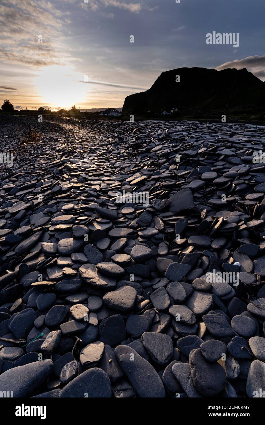 Der einzigartige Schieferstrand von Ellenabeich auf der Insel Seil, Argyll, Schottland, wo ein ehemaliger Schieferbruch ein Wellenbrecher und eine Lagune schuf. Ort der Steinabsauen Stockfoto