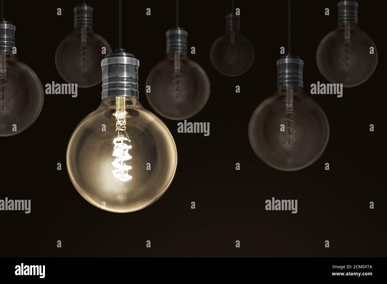 Kreativität Innovation beleuchtete Glühbirne Reihe DIM One Konzept Lösung Stockfoto