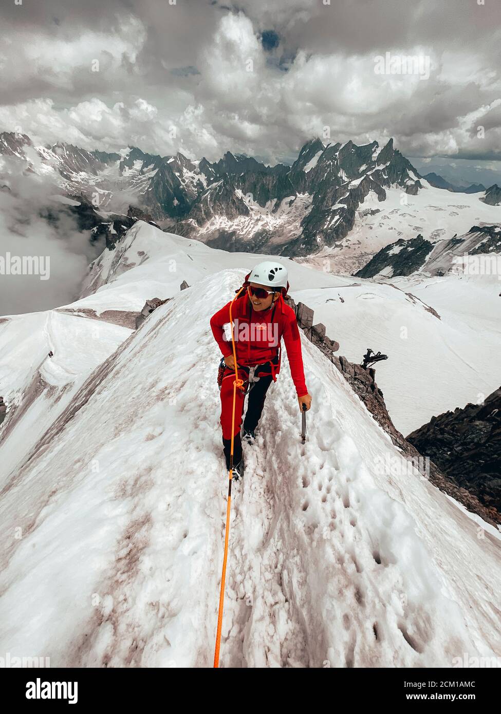 Junge Klettererin auf schmalem Schneegrat über Gletschern Mt Blanc Stockfoto Junge Klettererin auf schmalem Schneegrat über Gletschern Mt Blanc Stockfoto