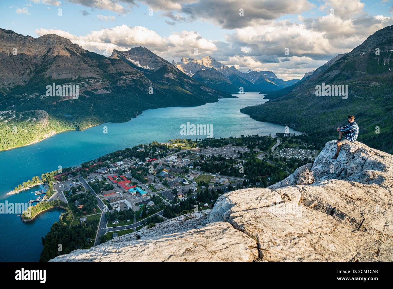 Wanderer beobachten den Sonnenuntergang über dem Waterton National Park in Alberta Stockfoto