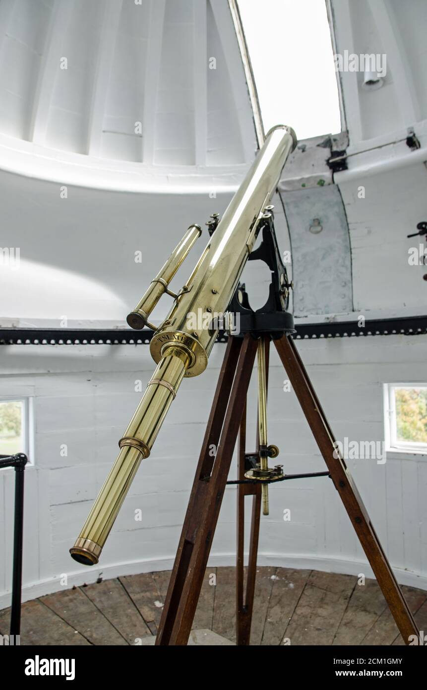 Historisches Messingteleskop, das in der Kuppel auf der Spitze des King's Observatory im Old Deer Park, Richmond upon Thames, aufgestellt wurde. Das Observatorium wurde gebaut Stockfoto