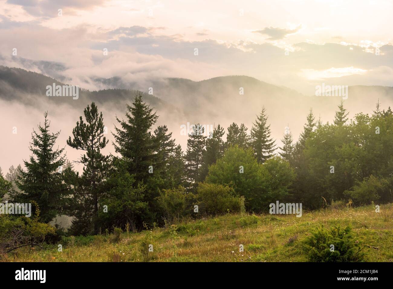 Tolle Berglandschaft mit bunt leuchtenden Sonnenuntergang auf dem bewölkten Himmel, natürliche Outdoor reisen Hintergrund. Beauty Welt. Stockfoto