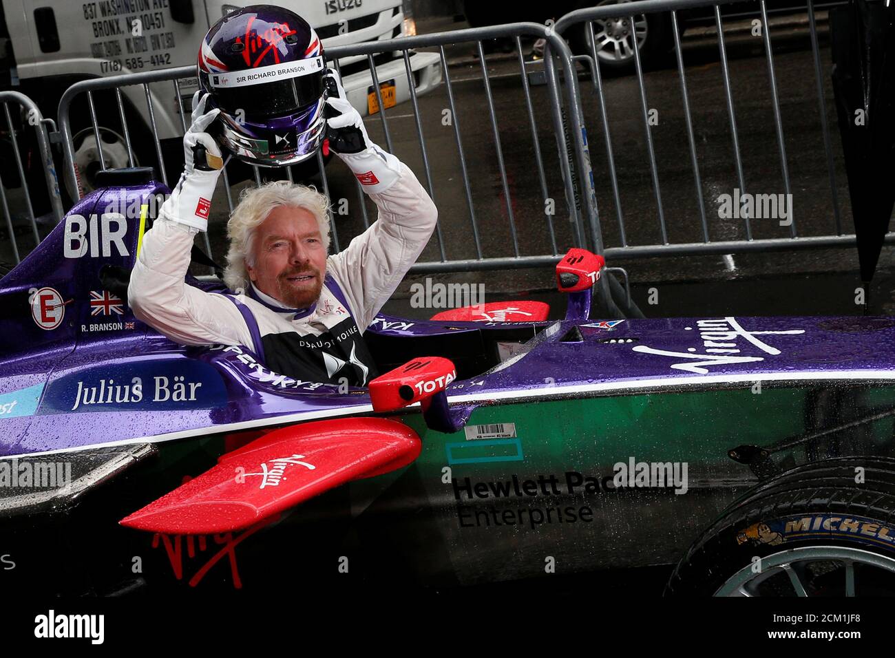Richard Branson posiert im DS Virgin Racing Formula E-Auto, um die FIA Formula E Championship beim New York City ePrix in New York City, USA, 14. Juli 2017 zu promoten. REUTERS/Brendan McDermid Stockfoto