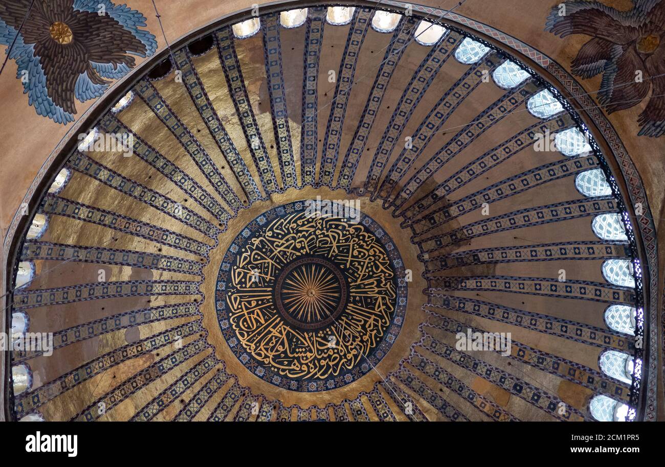 ISTANBUL, TÜRKEI - 23. MAI 2019: Die große Kuppel im Kirchenschiff der hagia sophia in istanbul Stockfoto