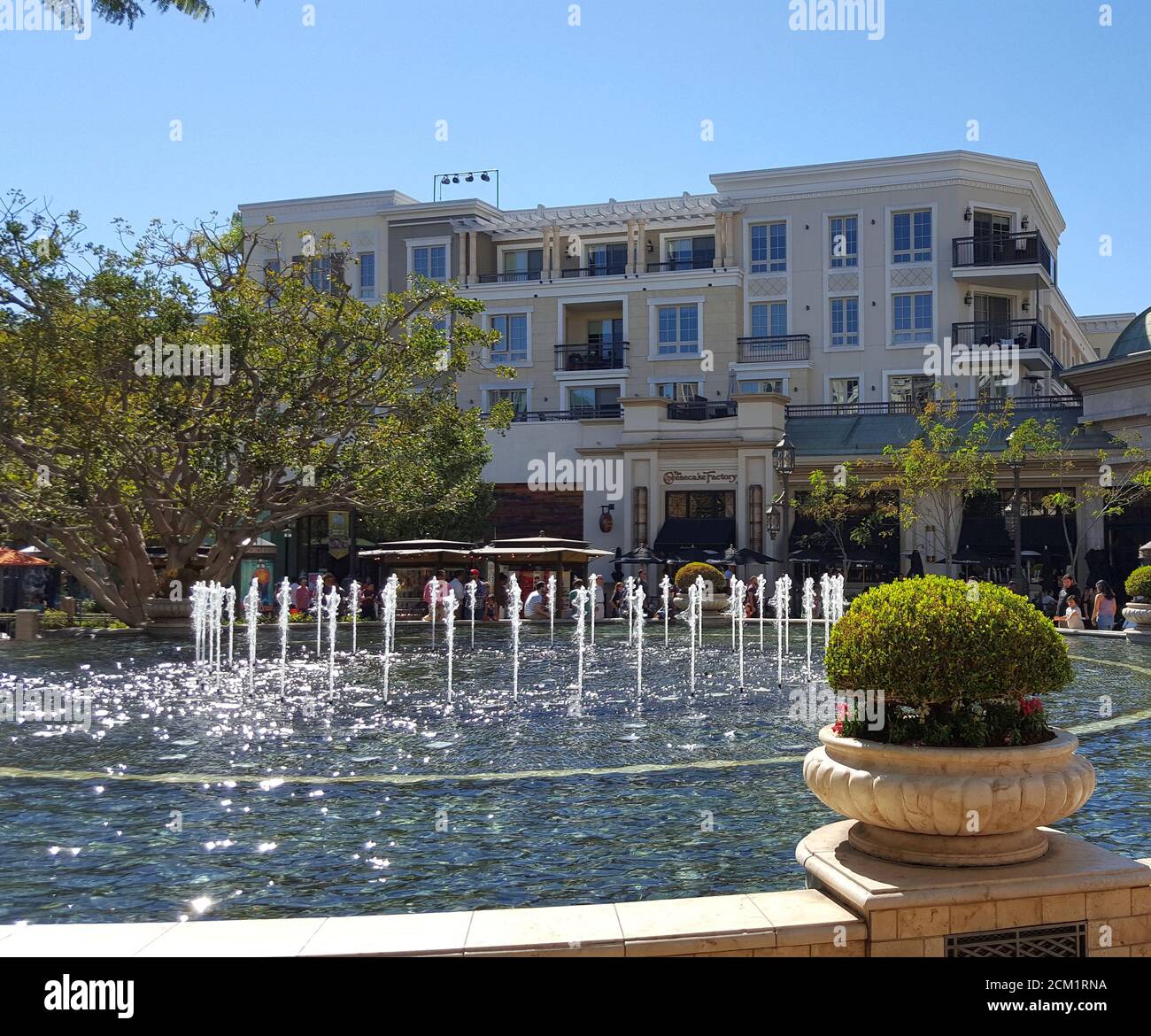 Die Käsekuchen-Fabrik in Glendale mit einem Brunnen draußen, Glendale, Kalifornien, USA Stockfoto