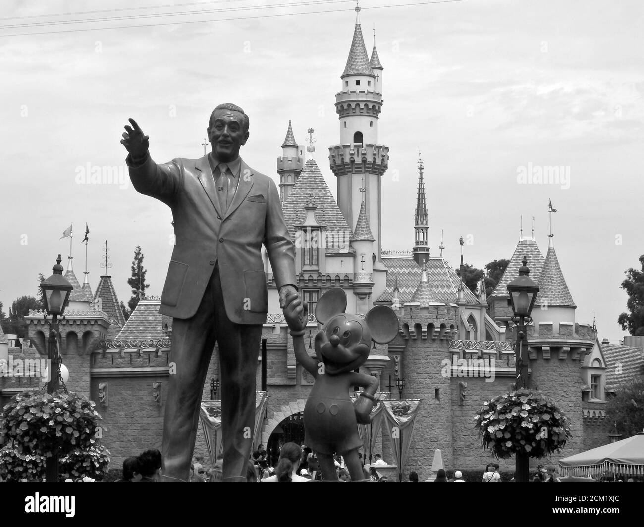 Partnerstatue, eine Kupferstatue von Walt Disney und Mickey Mouse, Anaheim, Kalifornien, USA Stockfoto