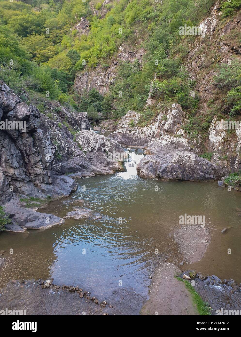 Ciucas Wasserfall in Cheile Turzii Bereich, Siebenbürgen. Natürliche Schluchten Flussgebiet. Wasserfall und Teich auf kleinen Fluss in dichten Wald in Cluj County, Tra Stockfoto