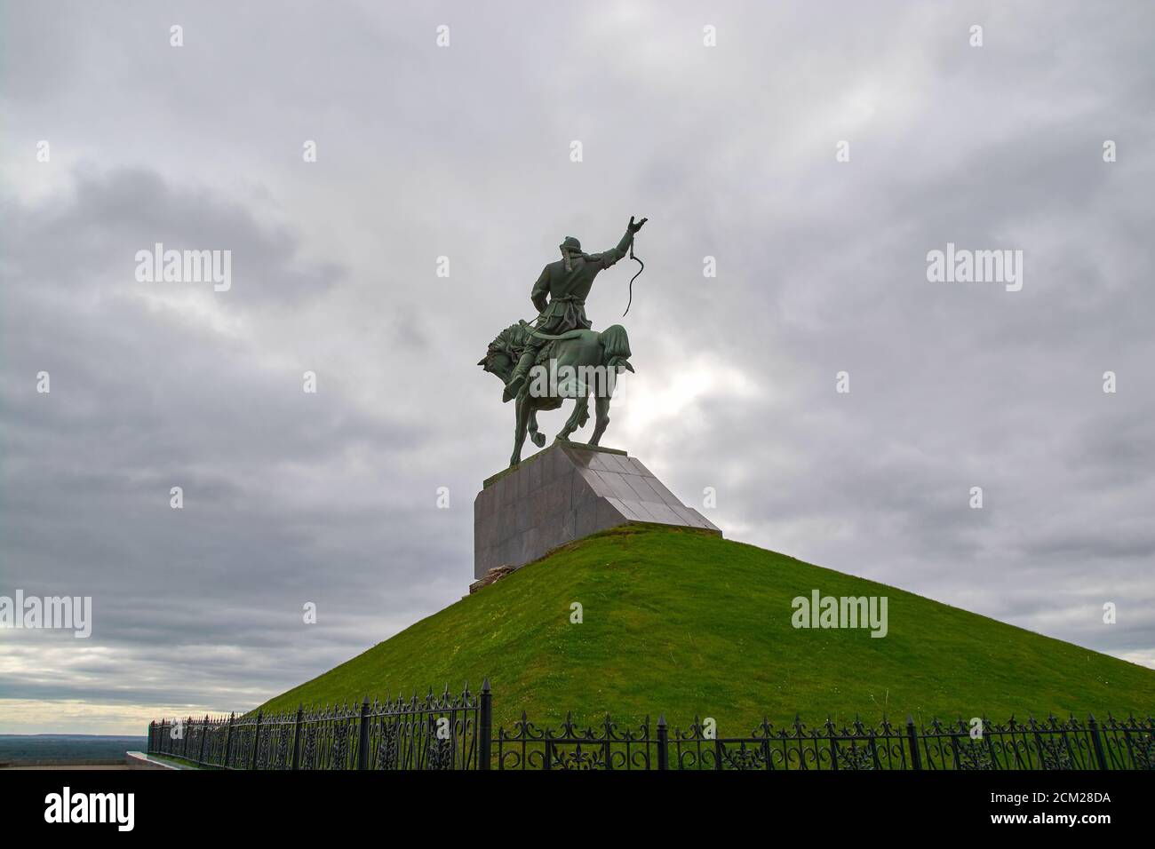 Ufa/Russia-09.01.2020:Denkmal für Salavat Julaev auf dem Hintergrund der Wolken Stockfoto