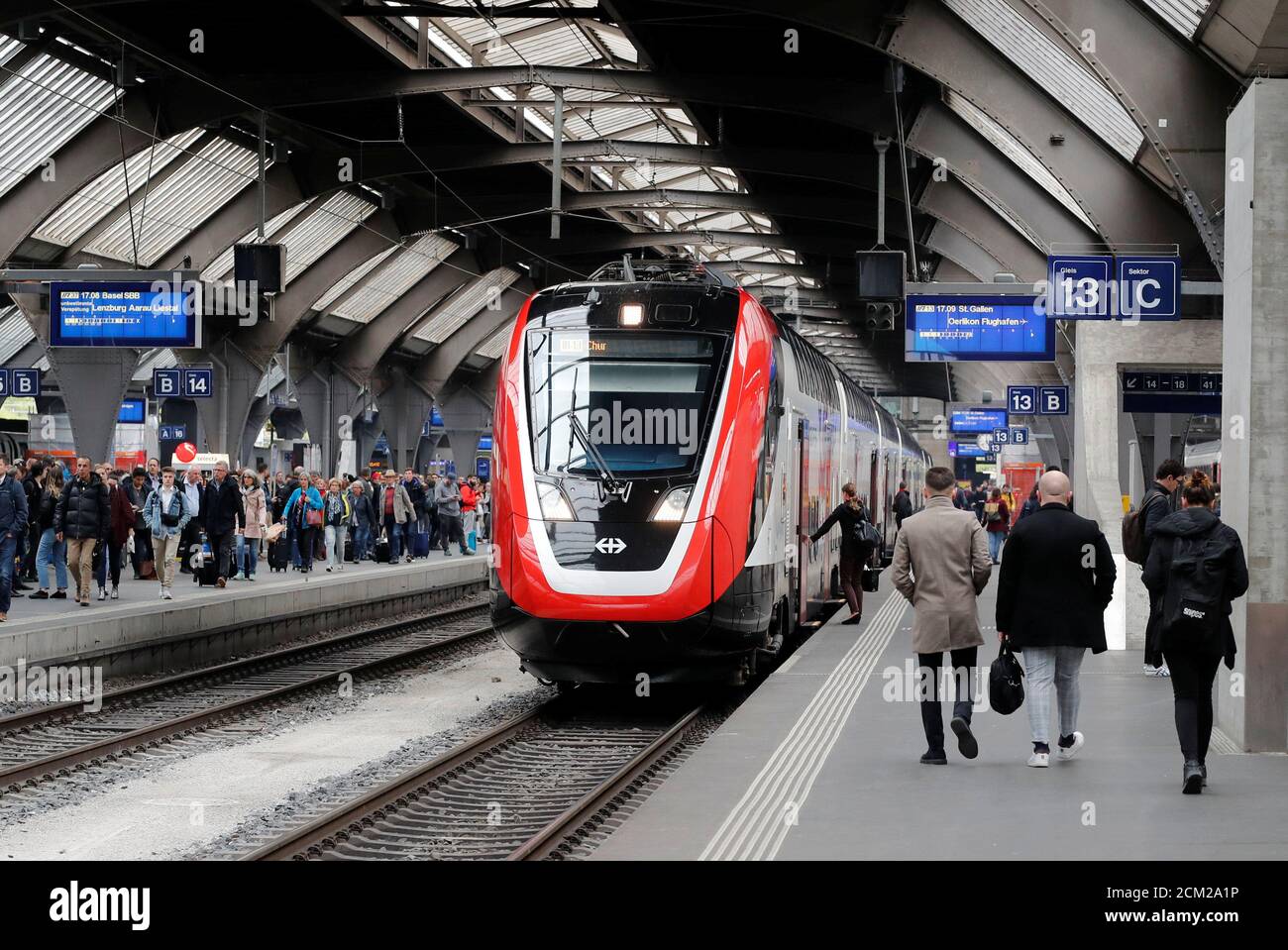 Der Bombardier FV-Dosto Doppelstockzug "Ville de Geneve" des Schweizer  Bahnbetreibers SBB ist am Hauptbahnhof in Zürich, Schweiz, zu sehen 29.  April 2019. REUTERS/Arnd Wiegmann Stockfotografie - Alamy