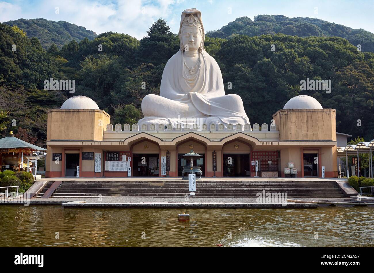 Kyoto, Japan - 23. November 2007 : die Ansicht der Statue von Bodhisattva Avalokitesvara (Ryozen Kannon) über dem Kegamiike Teich. Es wurde von HiROS gebaut Stockfoto