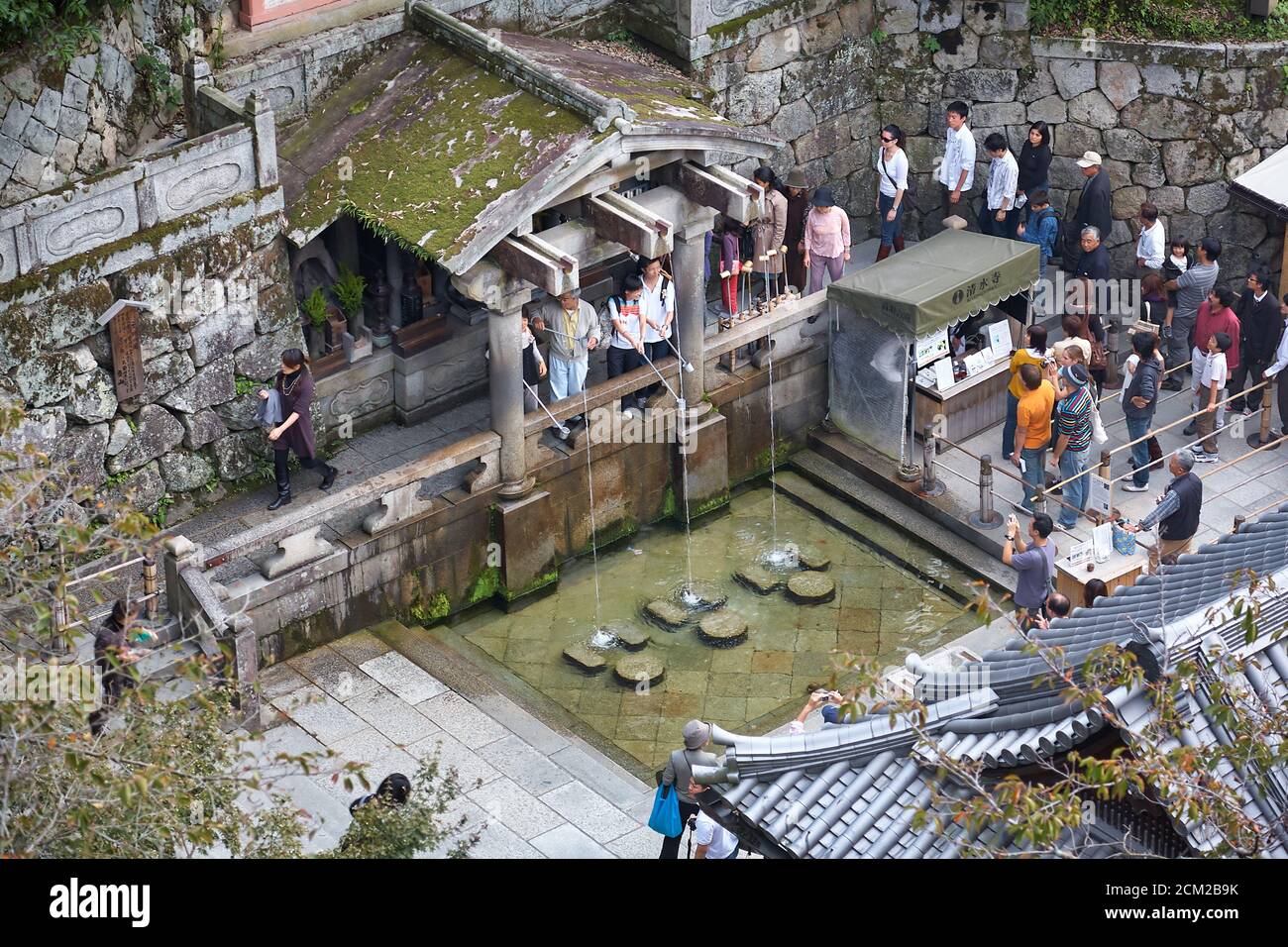 Kyoto, Japan - 23. November 2007: Besucher am Otowa Wasserfall fangen das Wasser eines der drei separaten Bäche für Gesundheit, Langlebigkeit und Stockfoto