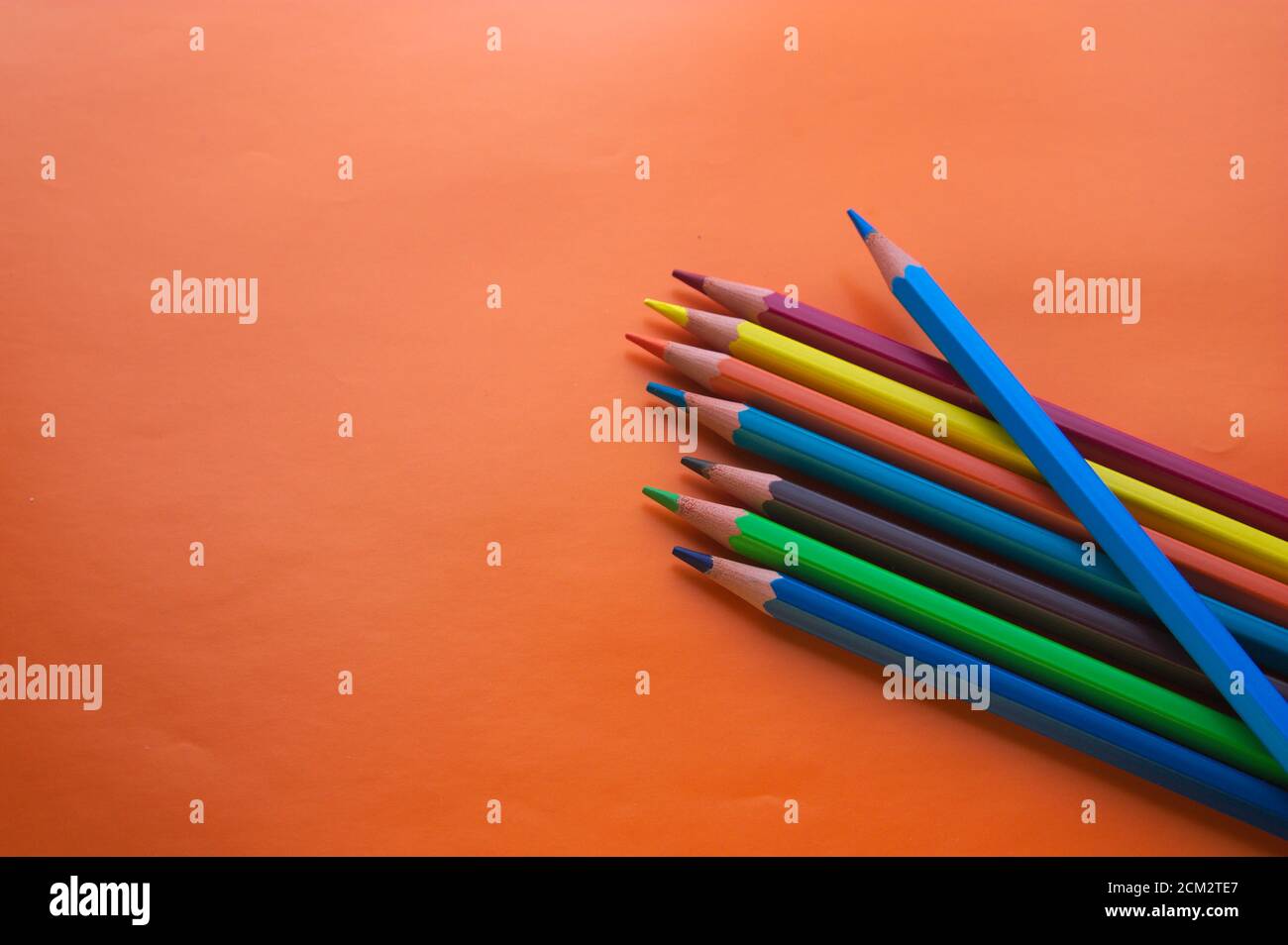Buntstifte zum Zeichnen auf einer orangen Oberfläche und mit Speicherplatz kopieren Stockfoto