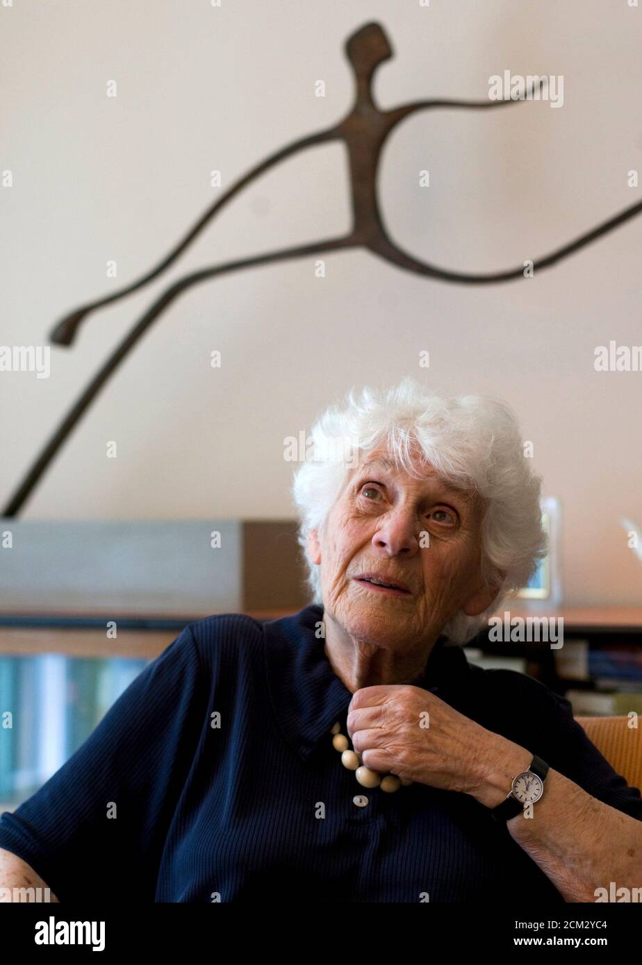Die deutsche Kinderärztin Ingeborg Rapoport, 97, spricht während eines Interviews in ihrem Haus in Berlin am 3. Juli 2009. Rapoport gehörte zu einer Handvoll westlicher Kommunisten, die ein Leben auf der anderen Seite des "Eisernen Vorhangs" wählten, obwohl viele Ostdeutsche davon träumten, im Westen zu leben und Hunderte starben, als sie versuchten zu fliehen. Passend zum Feature DEUTSCHLAND-WALL/WESTLER REUTERS/Thomas Peter (GESELLSCHAFT DEUTSCHLAND) Stockfoto