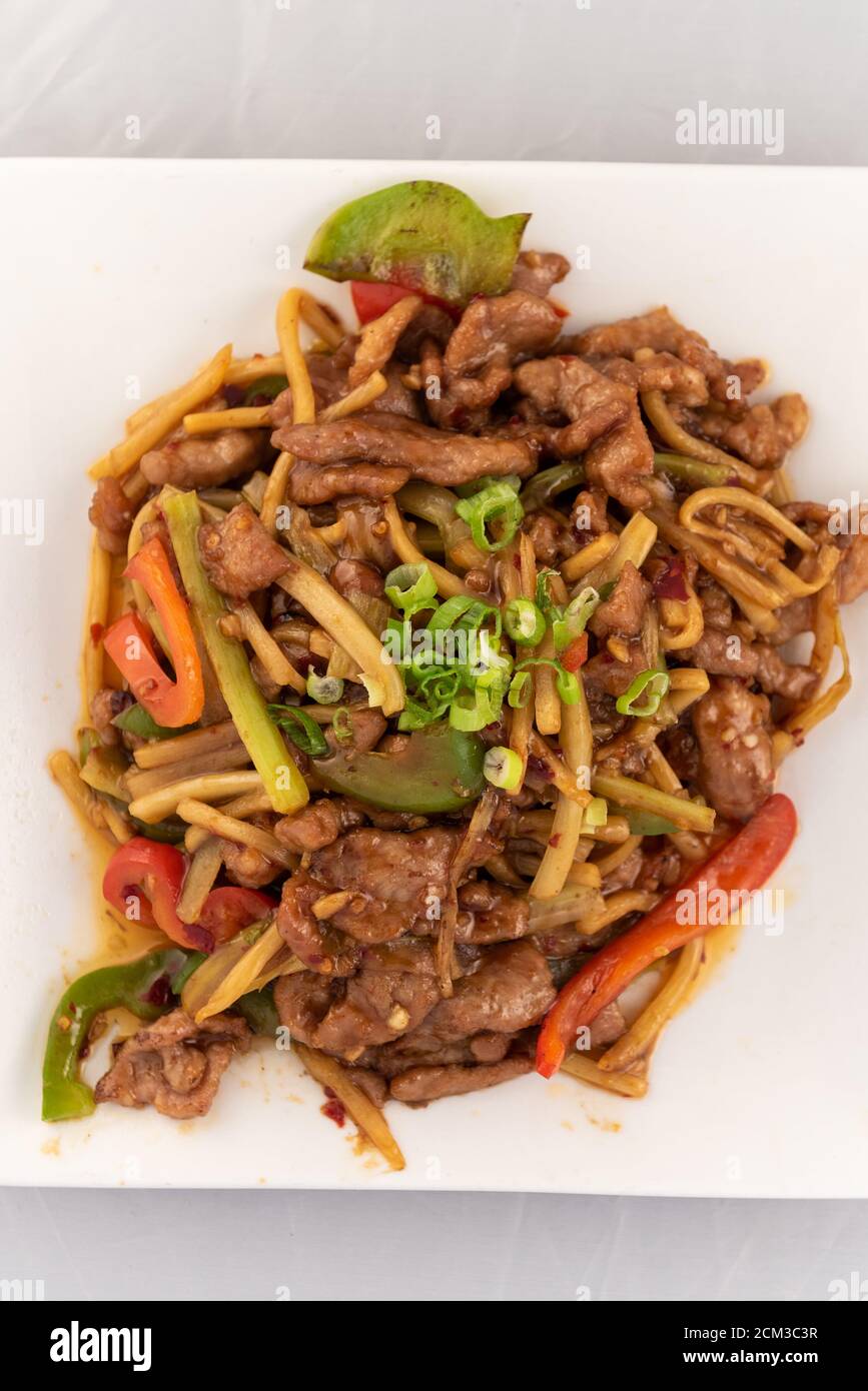 Appetitliche Teller verlockend die Geschmacksnerven mit Schweinefleisch Szechuan Stil in perfekter Serviergröße. Stockfoto