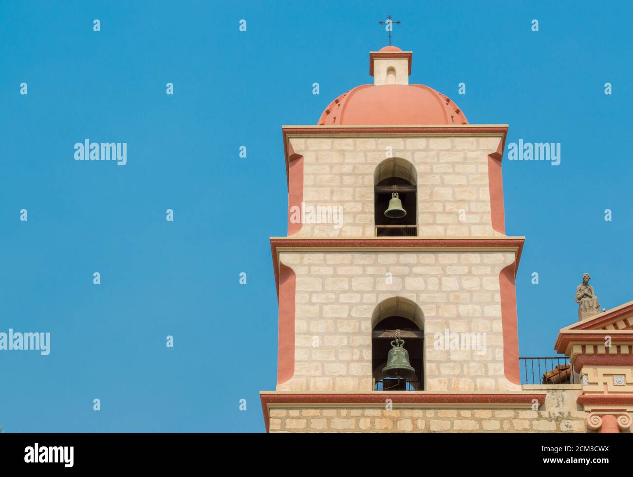 Glockenturm im spanischen Stil an der historischen Santa Barbara Mission In Kalifornien unter hellblauem Himmel mit Kopierraum Stockfoto