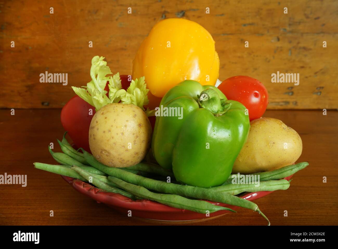Eine Auswahl an frischem Gemüse auf einer Platte Stockfoto