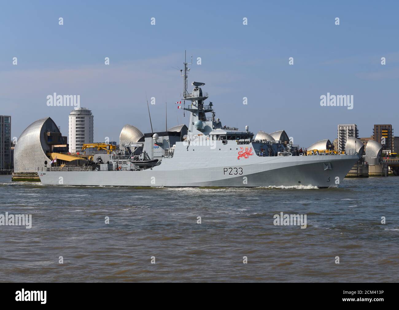 HMS Tamar bei der Thames Barrier. Stockfoto