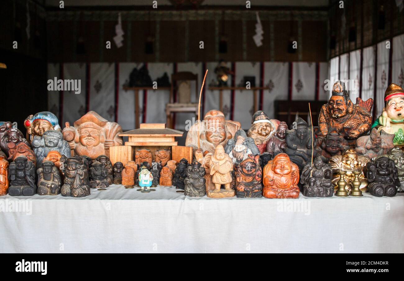 Eine Sammlung von Ebisu-Statuen am Nishinomiya-Schrein in Nagano Stockfoto