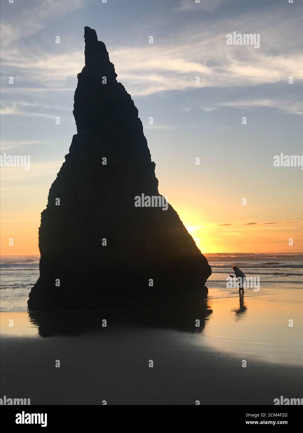 Der Tourist am Oregon Beach macht ein Foto des beliebten Meeresstapels. Stockfoto