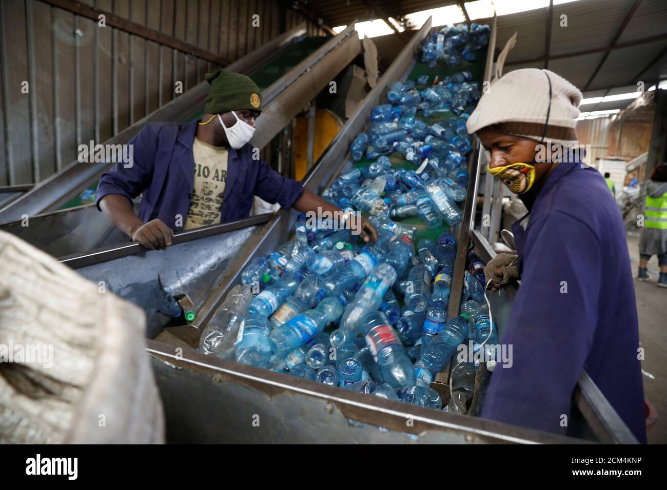Mitarbeiter sortieren Plastikflaschen in der Weeco Kunststoff-Recycling-Fabrik  im Industriegebiet Athi River in der Nähe von Nairobi, Kenia, 15. Mai 2019.  Bild aufgenommen am 15. Mai 2019. REUTERS/Baz Ratner Stockfotografie - Alamy