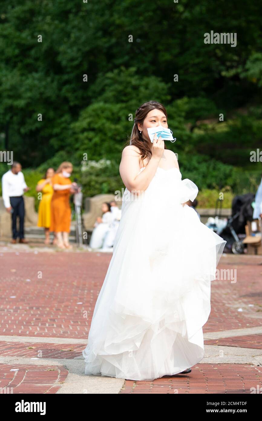 Manhattan, New York, USA. September 2020. Eine Braut mit PSA-Maske schlendert entlang der Bethesda Terrace im Central Park, während eine Hochzeit im Freien in Manhattan, New York, stattfindet. Obligatorische Gutschrift: Kostas Lymperopoulos/CSM/Alamy Live News Stockfoto