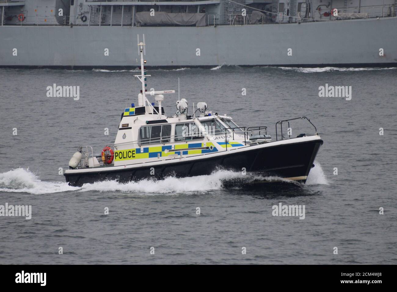 Die Sicherheit für die Ankunft der Schiffe des Joint Warrior 13-1 war MDP Eagle, ein Polizeistart des Verteidigungsministeriums. Stockfoto