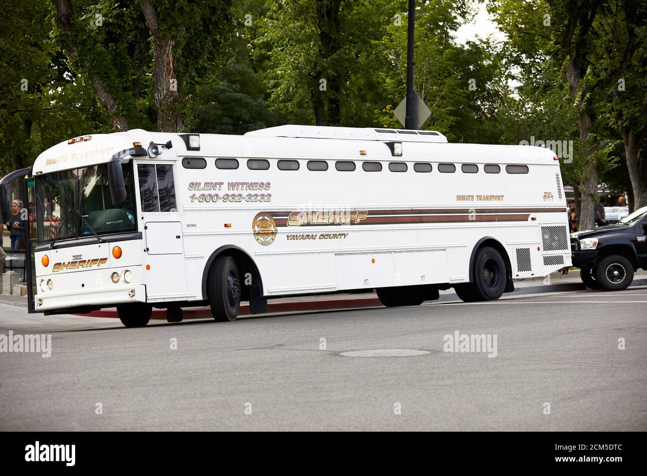 Prescott, Arizona, USA; - 11. September 2020: Yavapai County Sheriff's Department Insasse Transport Bus in der Innenstadt von Prescott in Vorbereitung geparkt Stockfoto