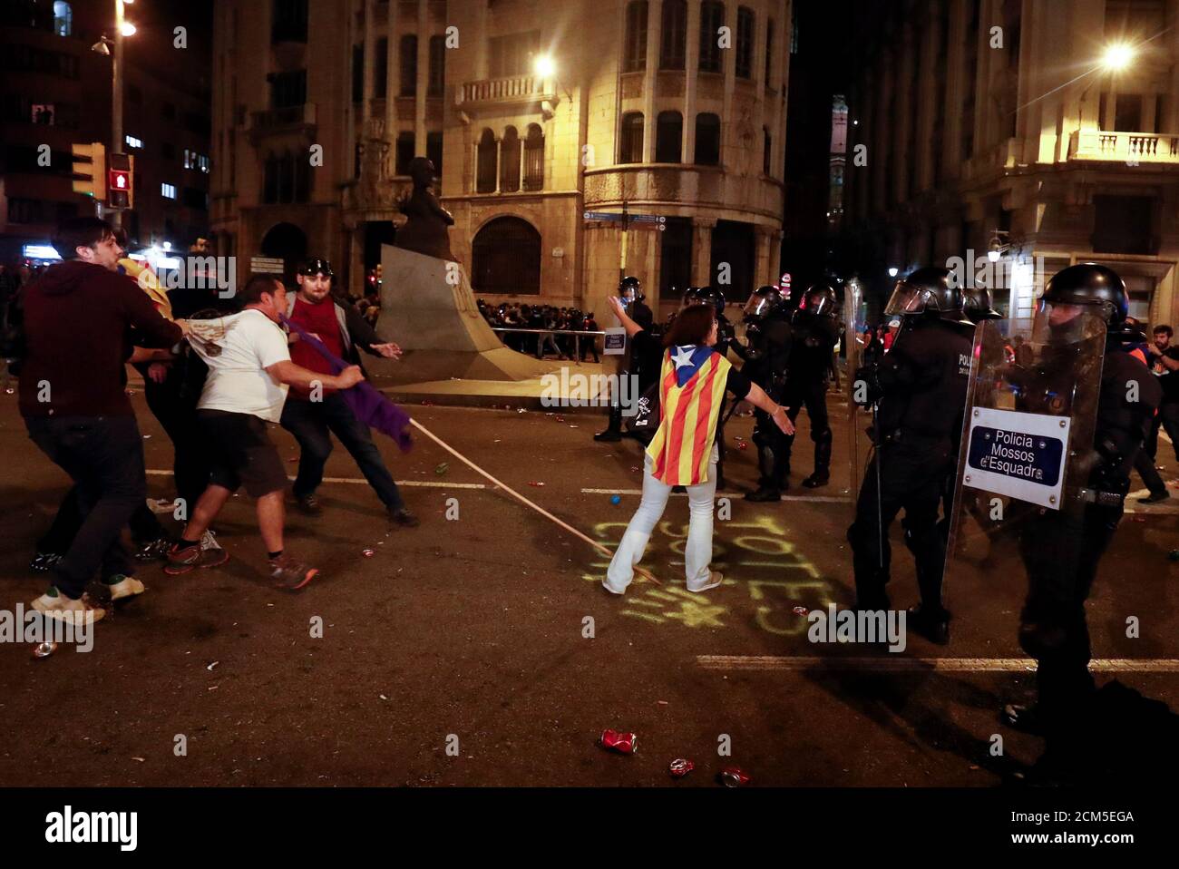 Katalanische Demonstranten, die sich für die Unabhängigkeit einsetzen, gehen während eines Protestes gegen die Polizeiaktion in Barcelona, Spanien, am 26. Oktober 2019 auf die Bereitschaftspolizei zu. REUTERS/Sergio Perez Stockfoto