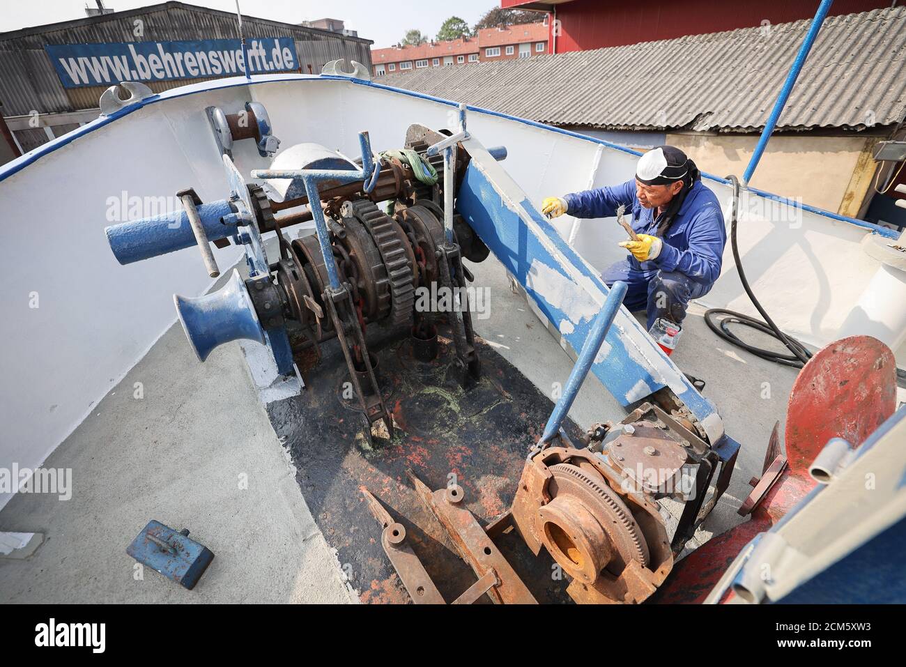 Hamburg, Deutschland. September 2020. Ein Werftarbeiter malt Elemente des Theaterschiffes auf der Behrenswerft in Finkenwerder. Das Hamburger Theaterschiff ist mehr als 100 Jahre alt und wird seit Juni in der Behrenswerft in Finkenwerder erstmals komplett saniert. Die Rückkehr in den Hamburger Hafen ist für Mitte Oktober 2020 geplant. Quelle: Christian Charisius/dpa/Alamy Live News Stockfoto