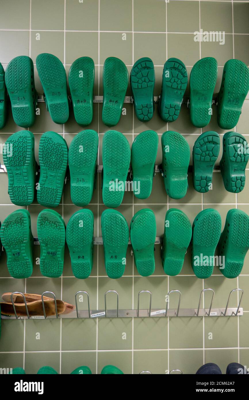 An einer Wand im Operationssaal eines Krankenhauses Hängen Sie eine Menge  grüne OP-Schuhe Stockfotografie - Alamy